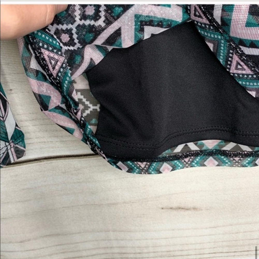 Geometric Print Green & Black Mesh Fitted Top S - Picture 13 of 15